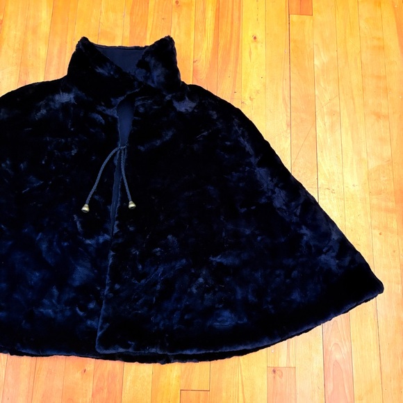 Reversible Black Cape; Faux Fur & a Wool Blend, Tie at the Neck - S/M/L - Picture 3 of 7